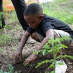 Criança plantando